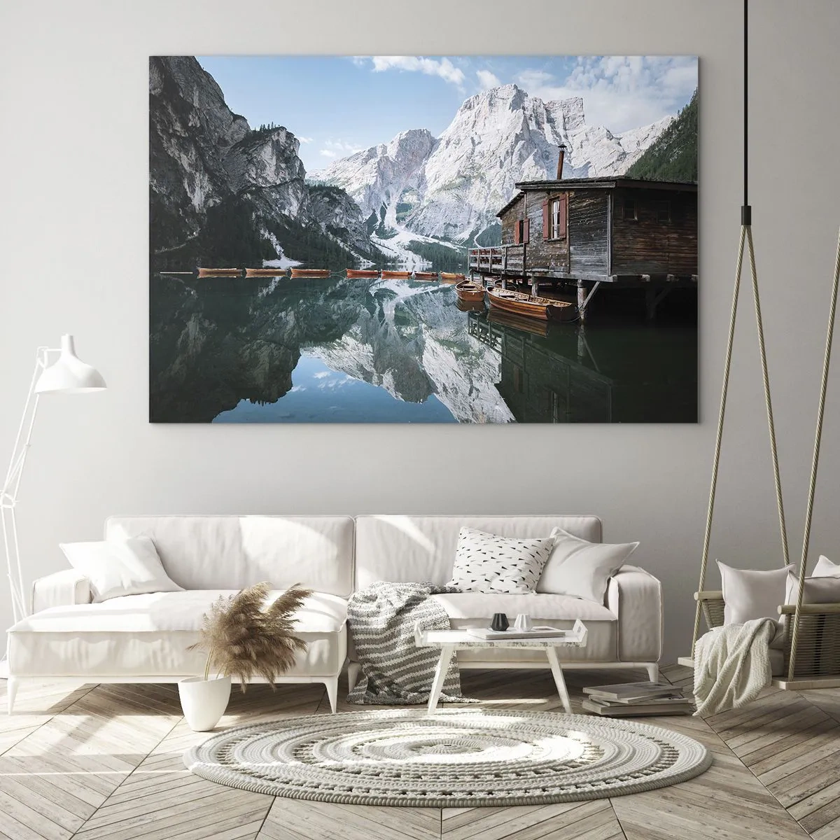 Tablou pe sticlă - Casă din lemn și bărci pe un lac liniștit la munte - 70x50cm - Dimineață cristalină de munte - Decorațiune modernă pentru perete pentru living și dormitor ARTTOR