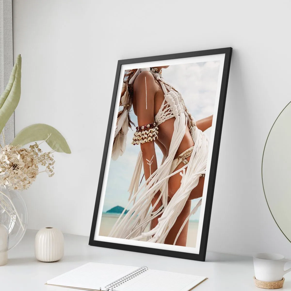 Poster în ramă neagră - Femeie în stil etnic pe plajă - 50x70cm - Preoteasa Soarelui - Decorațiune modernă pentru perete pentru living și dormitor ARTTOR