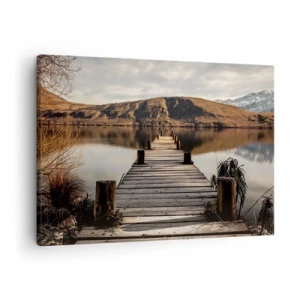 Tablou pe pânză Canvas - Un dig de lemn peste un lac înconjurat de dealuri pitorești - 70x50cm - Peisaj în tăcere - Decorațiune modernă pentru perete pentru living și dormitor ARTTOR