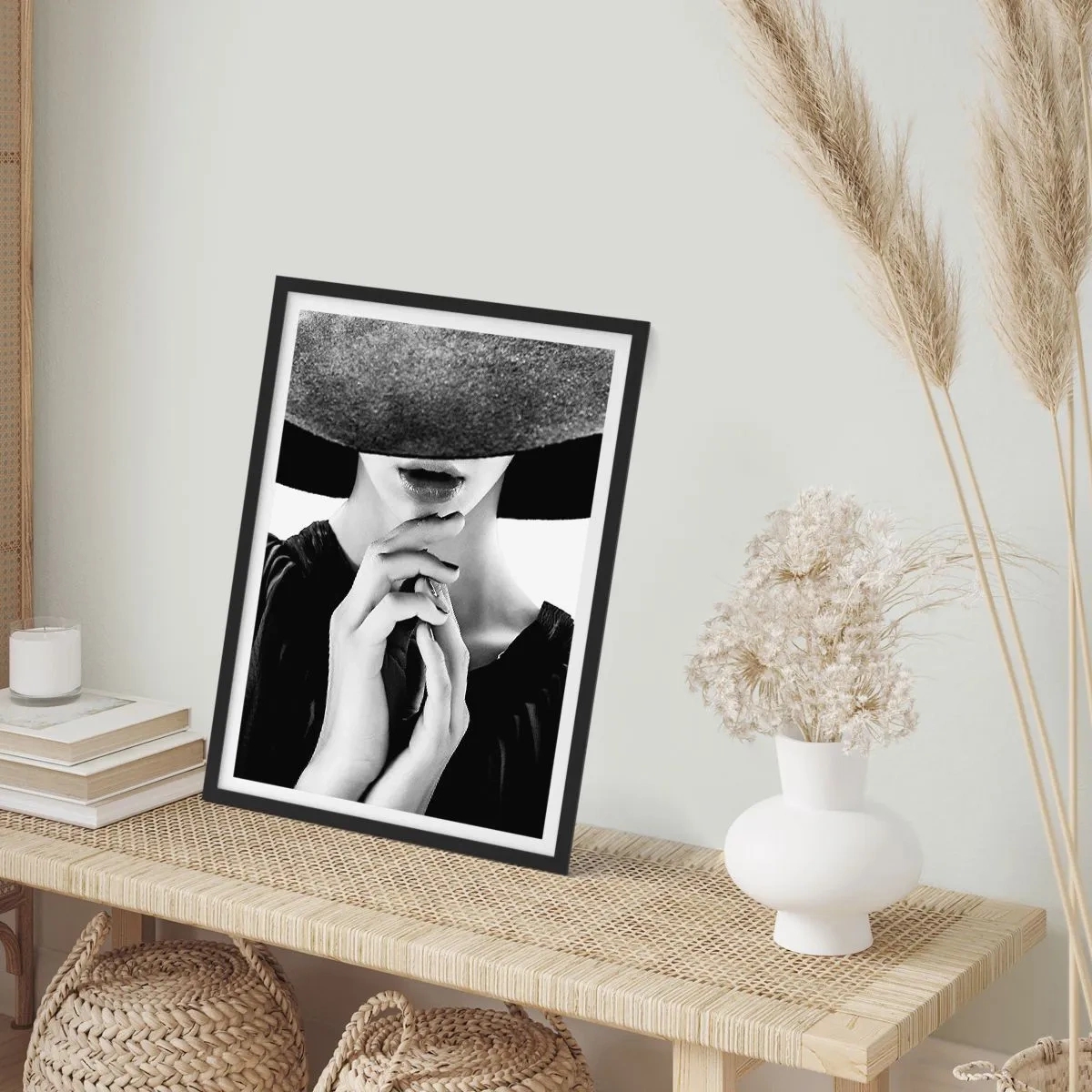 Poster în ramă neagră - Portret alb-negru al unei femei purtând o pălărie cu fața acoperită - 50x70cm - Frumusețea ascunsă - Decorațiune modernă pentru perete pentru living și dormitor ARTTOR