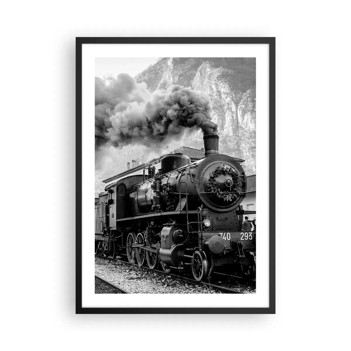 Poster în ramă neagră - O locomotivă cu abur cu abur ascendent într-un cadru muntos - 50x70cm - La gară... - Decorațiune modernă pentru perete pentru living și dormitor ARTTOR