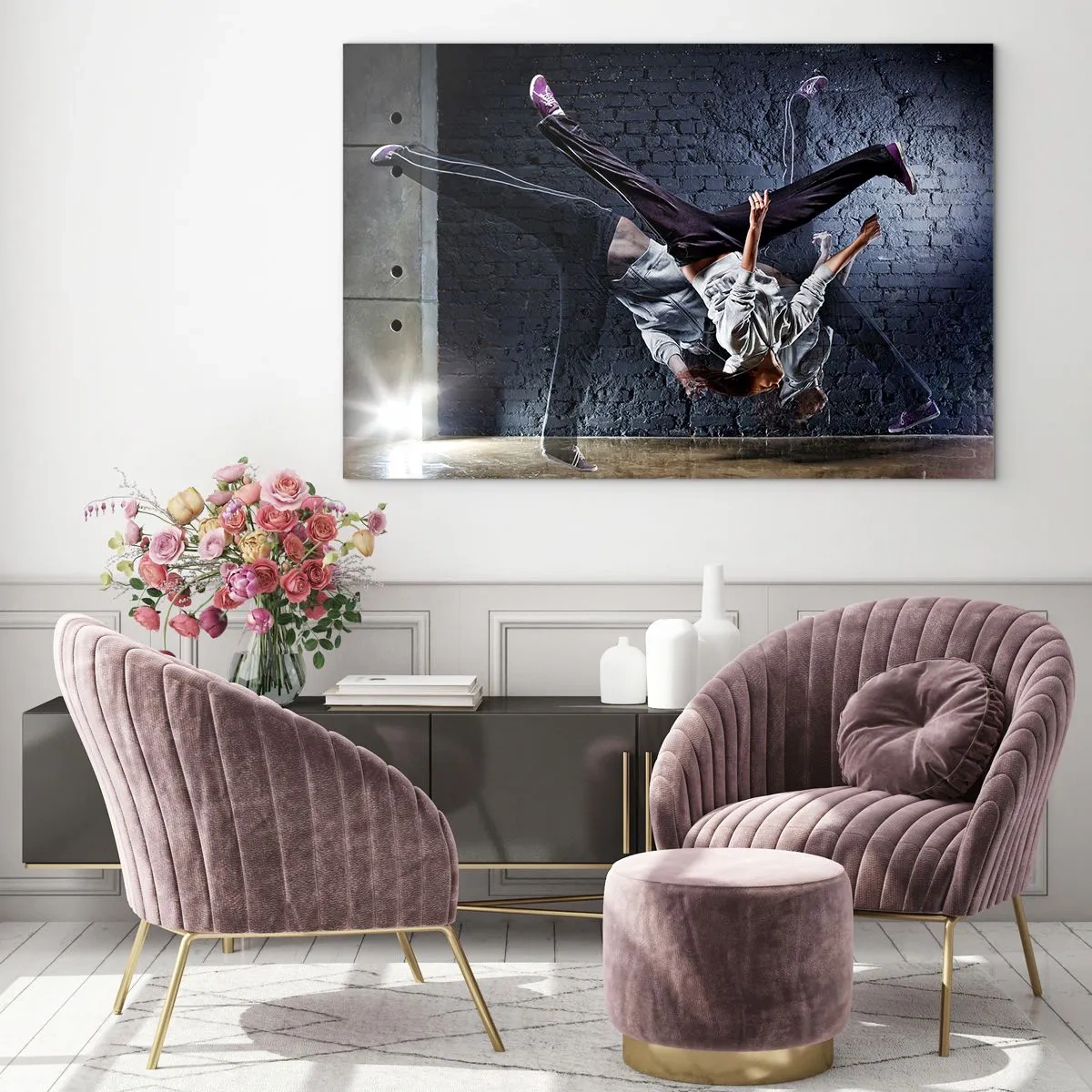 Tablou pe sticlă - Dans dinamic pe fundalul unui perete industrial - 70x50cm - Steaua străzii - Decorațiune modernă pentru perete pentru living și dormitor ARTTOR