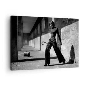 Tablou pe pânză Canvas - Femeie elegantă într-un cadru industrial - 70x50cm -  Eleganță urbană - Decorațiune modernă pentru perete pentru living și dormitor ARTTOR