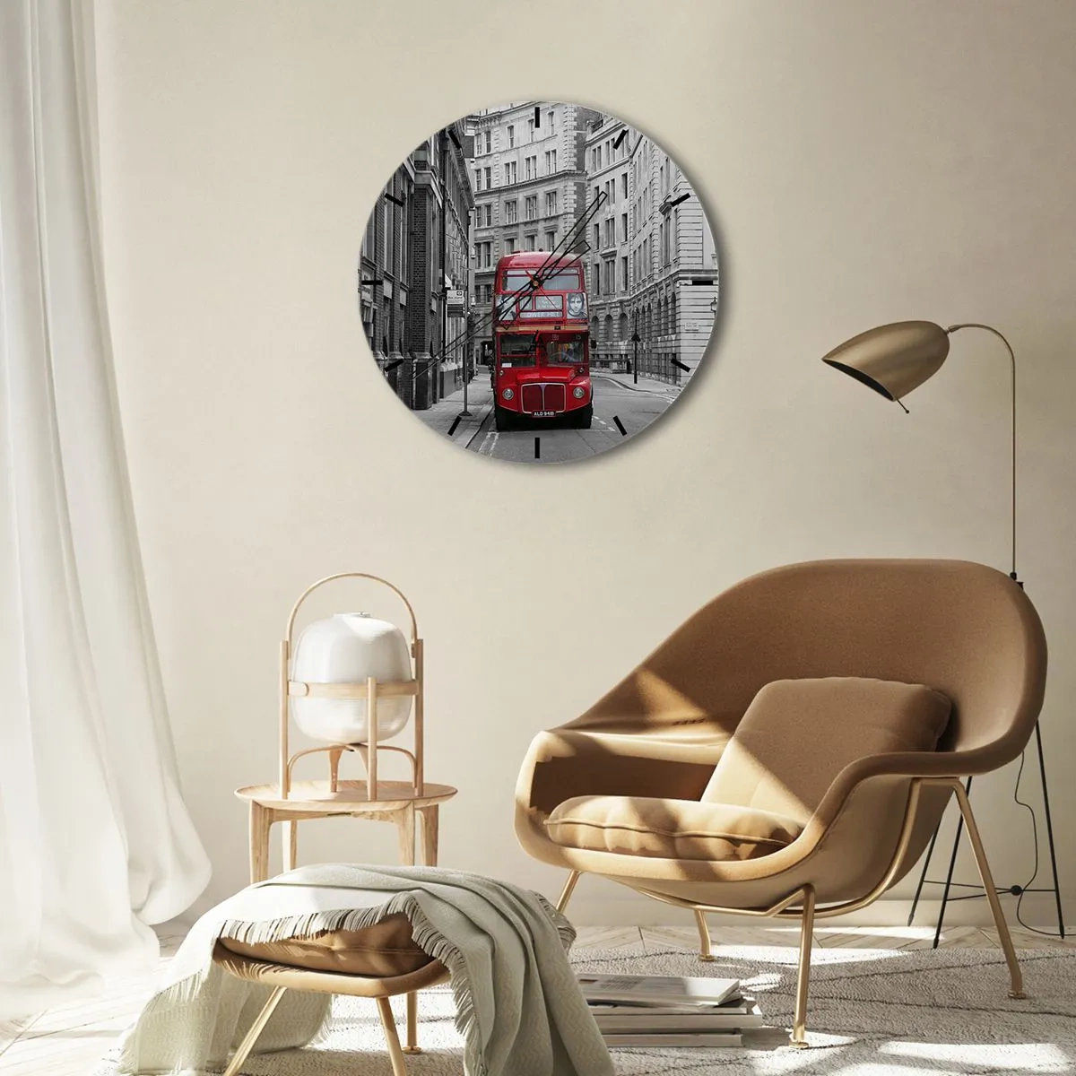 Ceas de perete - Ceas pe sticlă - Un autobuz roșu pe un fundal de clădiri albe și negre. - 30x30cm - Viața de zi cu zi nu trebuie să fie gri - Decorațiune modernă pentru perete pentru living, bucătărie și dormitor ARTTOR