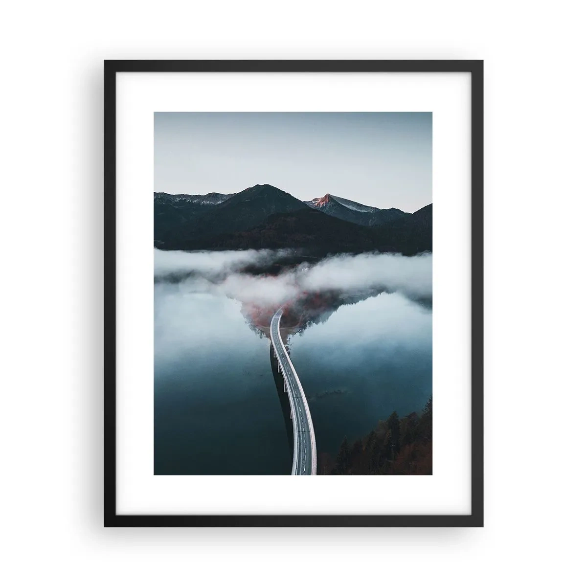 Poster în ramă neagră - Peste o apă netedă ca o oglindă - 40x50 cm