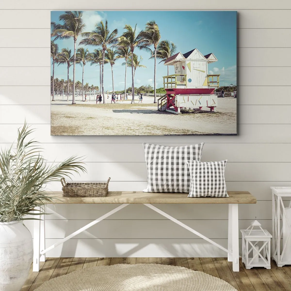 Tablou pe pânză Canvas - O plajă cu palmieri și un turn de salvamar în fundal - 70x50cm - O zi frumoasă te așteaptă - Decorațiune modernă pentru perete pentru living și dormitor ARTTOR