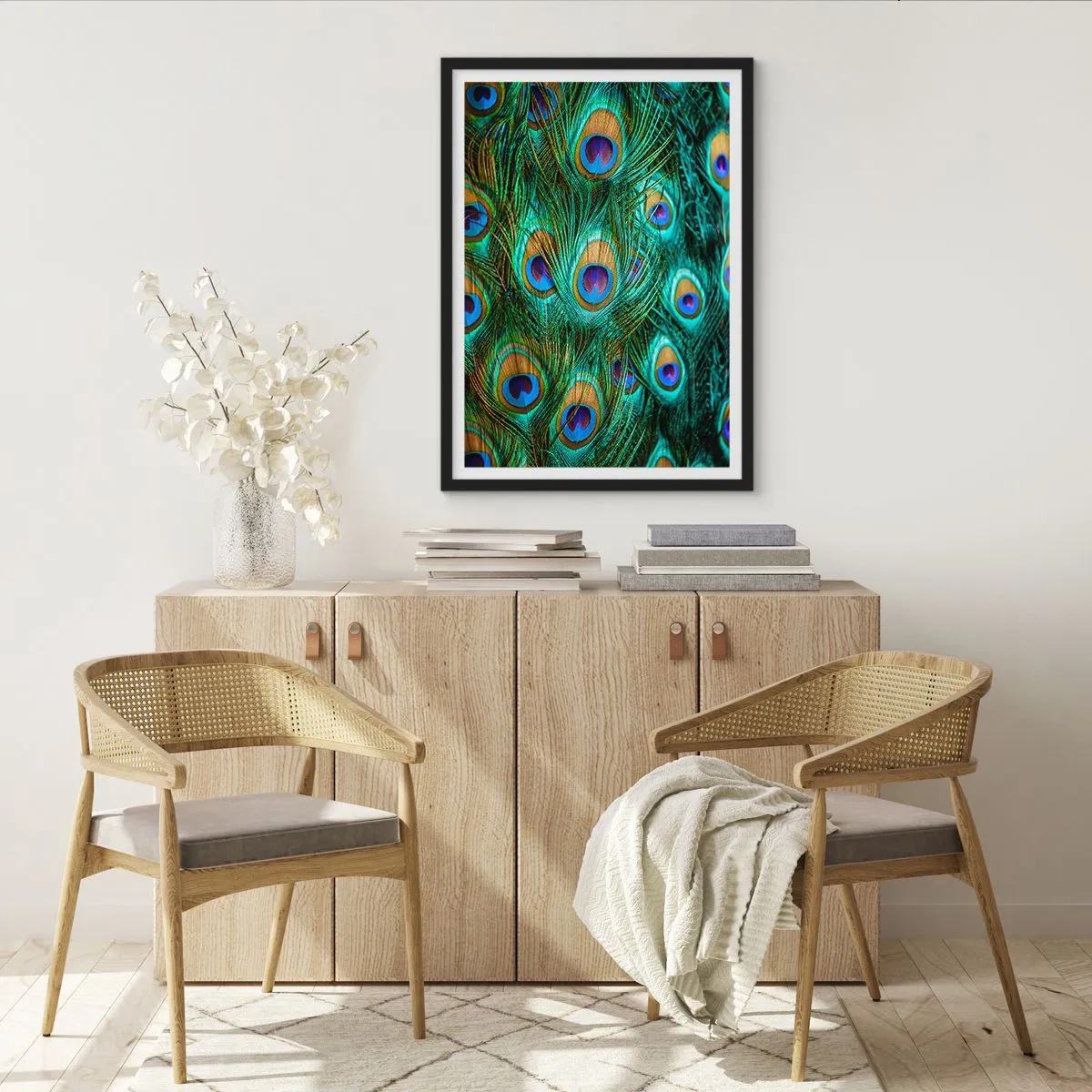 Poster în ramă neagră - Pene de păun în culori intense - 50x70cm - O privire cu ochi de păun - Decorațiune modernă pentru perete pentru living și dormitor ARTTOR