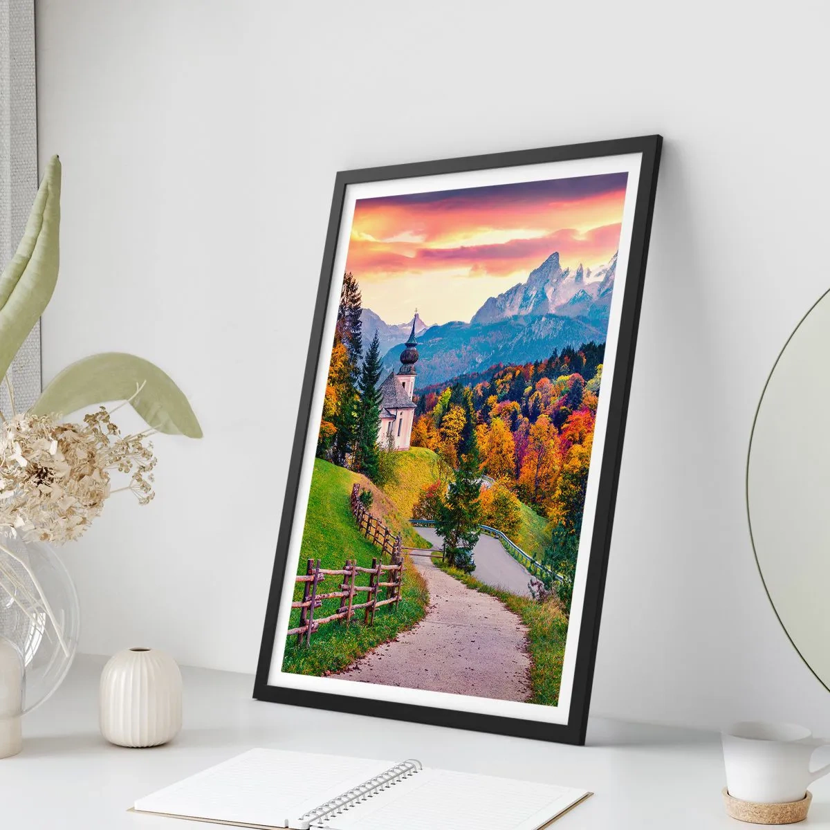 Poster în ramă neagră - Capelă de munte printre copacii de toamnă la apus - 50x70cm - Un peisaj ca o pictură - Decorațiune modernă pentru perete pentru living și dormitor ARTTOR