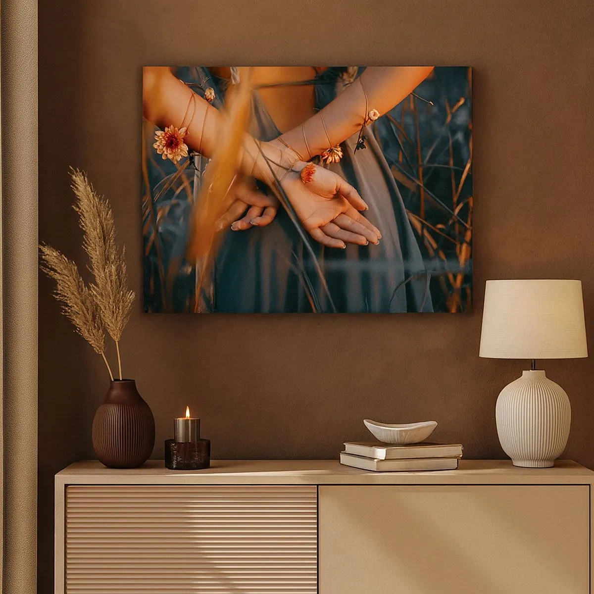 Tablou pe pânză Canvas - Mâini senzuale cu flori într-un cadru natural - 70x50cm - Legată de natură - Decorațiune modernă pentru perete pentru living și dormitor ARTTOR