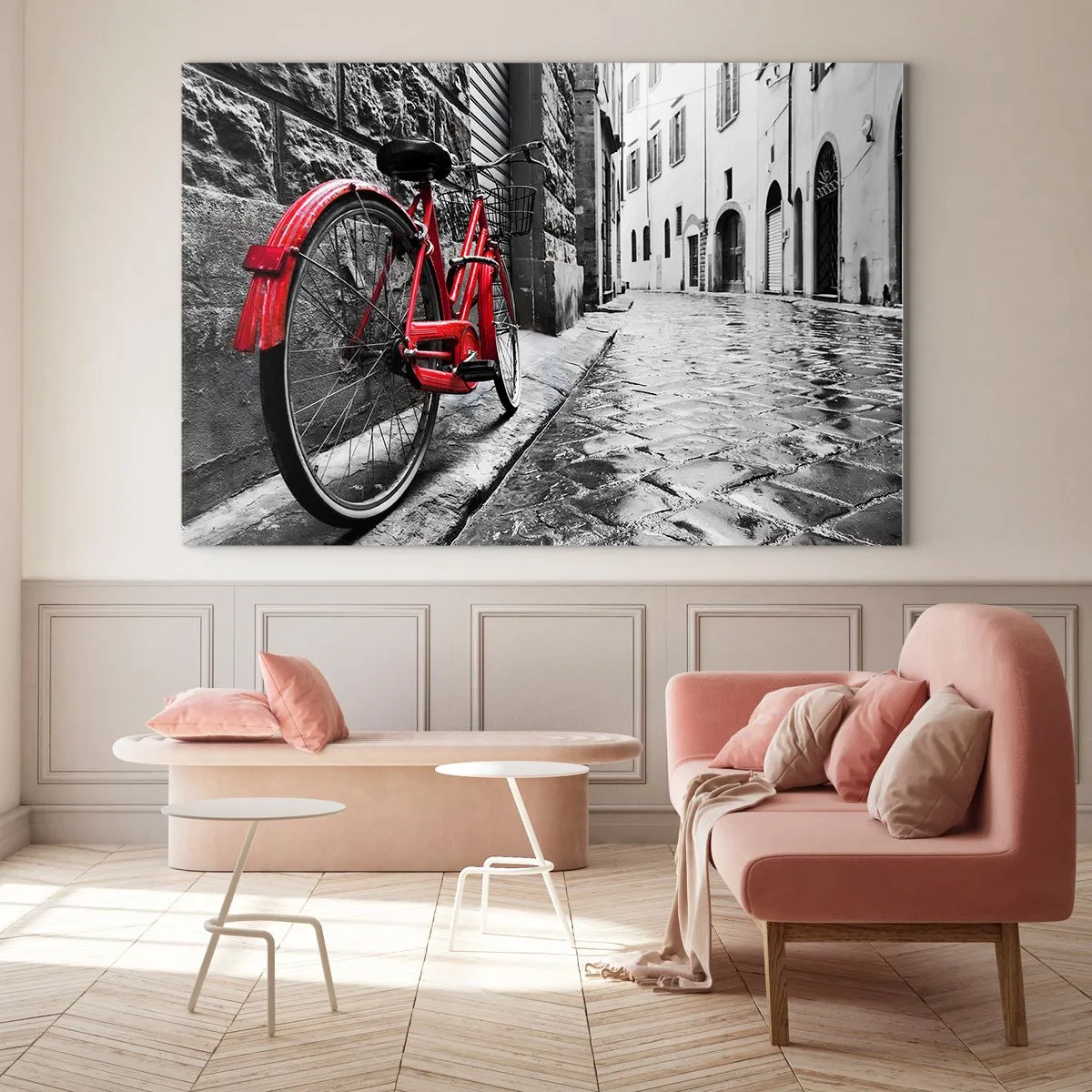 Tablou pe sticlă - O bicicletă roșie pe o stradă pietruită cu un fundal monocrom. - 70x50cm - Adevărata frumusețe nu îmbătrânește - Decorațiune modernă pentru perete pentru living și dormitor ARTTOR