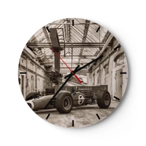 Ceas de perete - Ceas pe sticlă - O mașină de curse clasică într-o veche hală industrială - 30x30cm - Odihna învingătorului - Decorațiune modernă pentru perete pentru living, bucătărie și dormitor ARTTOR