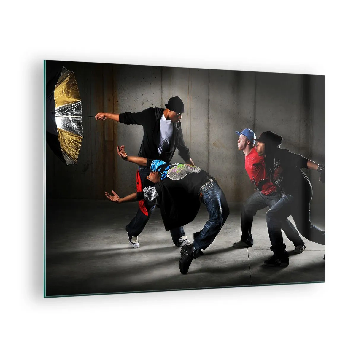 Tablou pe sticlă - Un grup de dansatori într-o poză dinamică pe un fundal industrial. - 70x50cm - Dansând cu vântul străzii - Decorațiune modernă pentru perete pentru living și dormitor ARTTOR