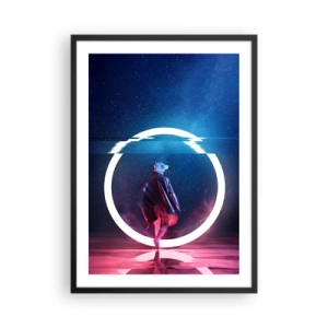 Poster în ramă neagră - O figură într-o ținută futuristă și ochelari VR pe fundalul unui cerc de lumină - 50x70cm - Între lumi - Decorațiune modernă pentru perete pentru living și dormitor ARTTOR