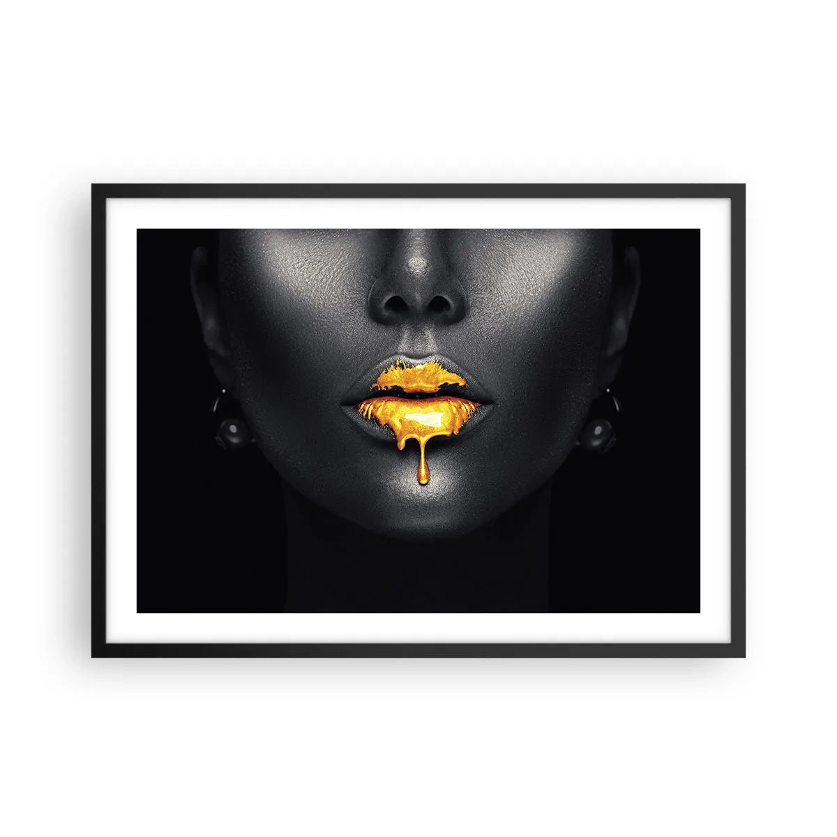 Poster în ramă neagră - Buzele de aur - 70x50 cm