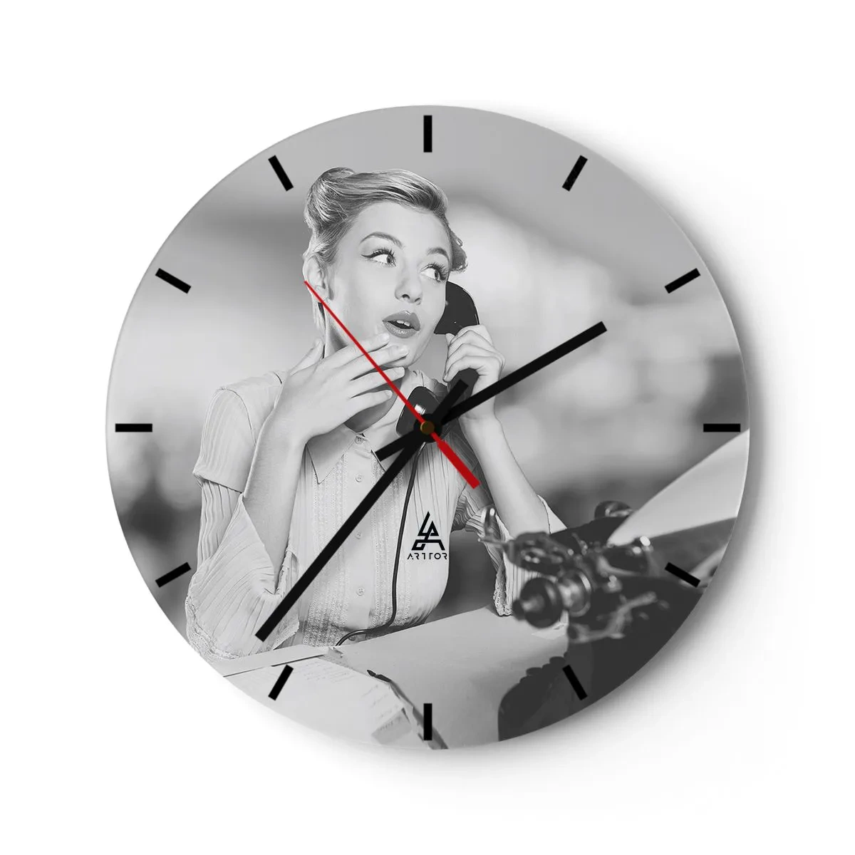 Ceas de perete - Ceas pe sticlă - Femeie cu un telefon retro la o mașină de scris - 30x30cm - Bună ziua, suntem în anii '50. - Decorațiune modernă pentru perete pentru living, bucătărie și dormitor ARTTOR