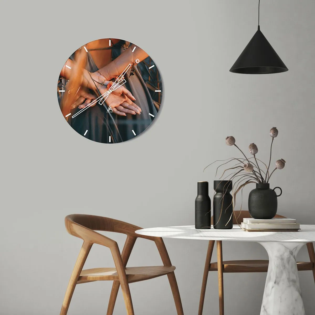 Ceas de perete - Ceas pe sticlă - Prim-plan cu mâini împreunate împletite cu plante - 30x30cm - Legată de natură - Decorațiune modernă pentru perete pentru living, bucătărie și dormitor ARTTOR