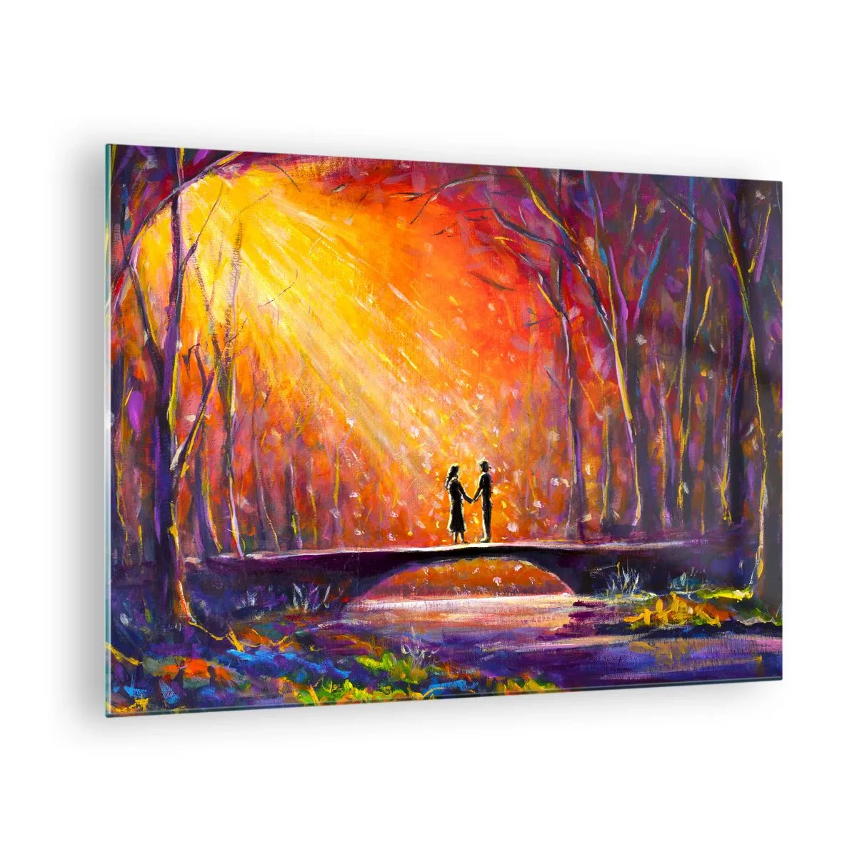 Tablou pe sticlă - Un cuplu pe un pod în lumina soarelui care apune, înconjurat de copaci. - 70x50cm - Și cerul îi iubește - Decorațiune modernă pentru perete pentru living și dormitor ARTTOR