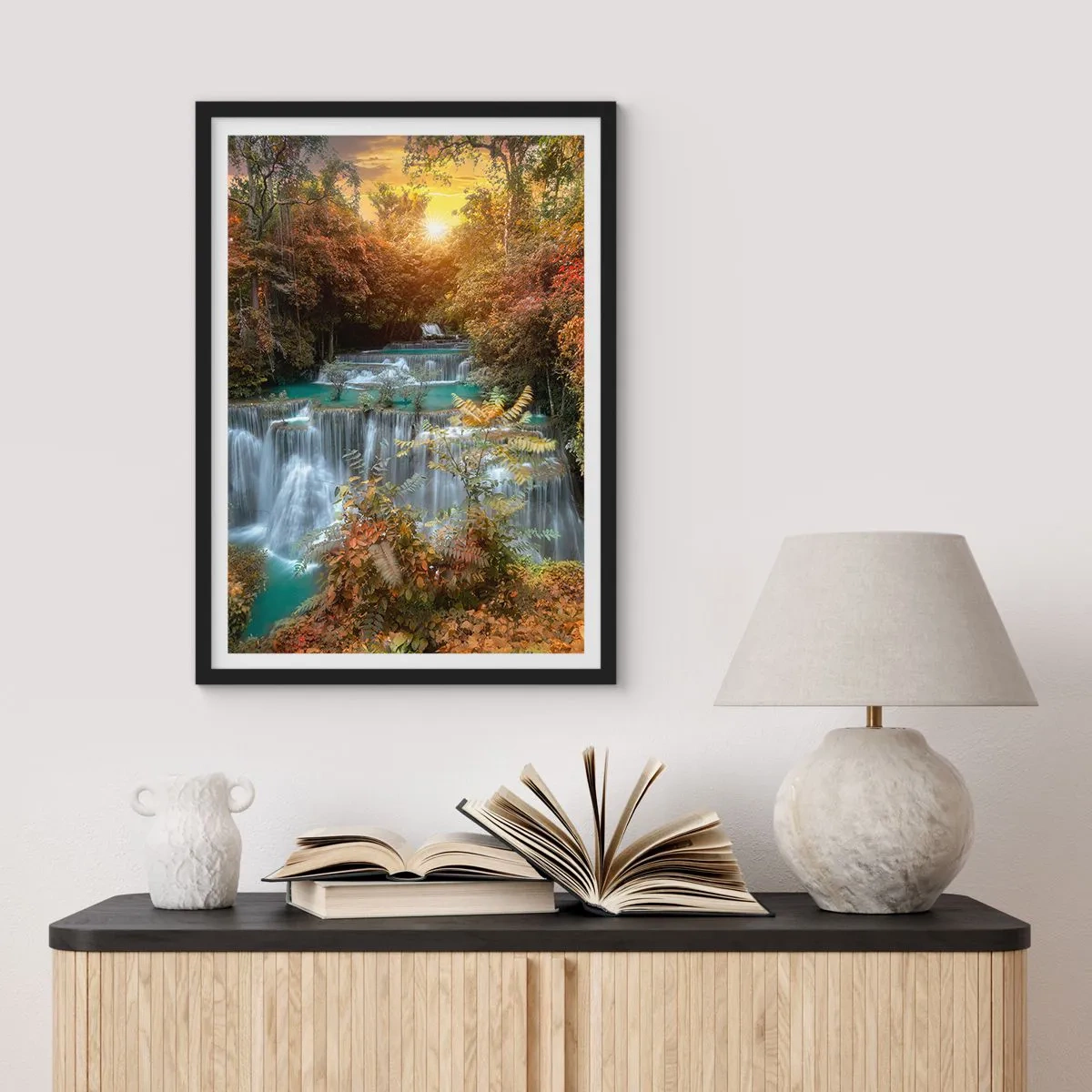 Poster în ramă neagră - O cascadă înconjurată de copaci de toamnă la apus - 50x70cm - Comoara ascunsă a pădurii - Decorațiune modernă pentru perete pentru living și dormitor ARTTOR