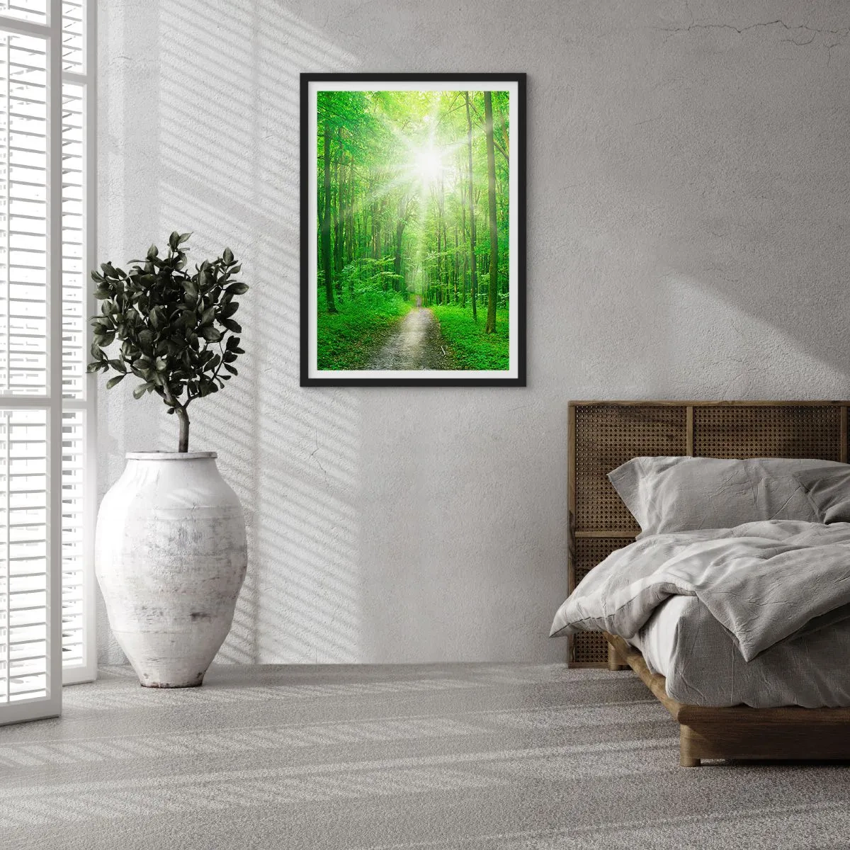 Poster în ramă neagră - O cărare de pădure luminată de razele soarelui - 50x70cm - Catedrala verde - Decorațiune modernă pentru perete pentru living și dormitor ARTTOR