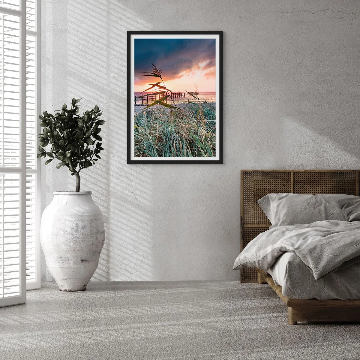 Poster în ramă neagră - Un dig lângă mare înconjurat de iarbă în timpul apusului - 50x70cm - Nu trece cu vântul - Decorațiune modernă pentru perete pentru living și dormitor ARTTOR