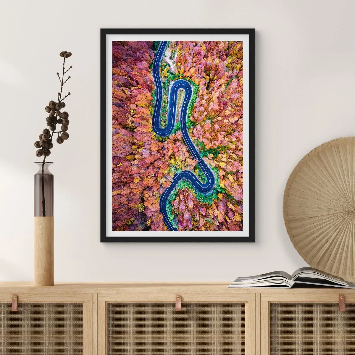 Poster în ramă neagră - Un drum șerpuit prin pădure - 40x50 cm