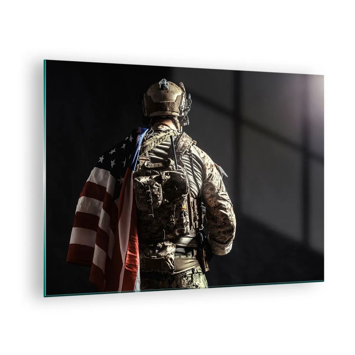 Tablou pe sticlă - Un soldat cu un steag american pe un fundal întunecat - 70x50cm - D-aia - Decorațiune modernă pentru perete pentru living și dormitor ARTTOR