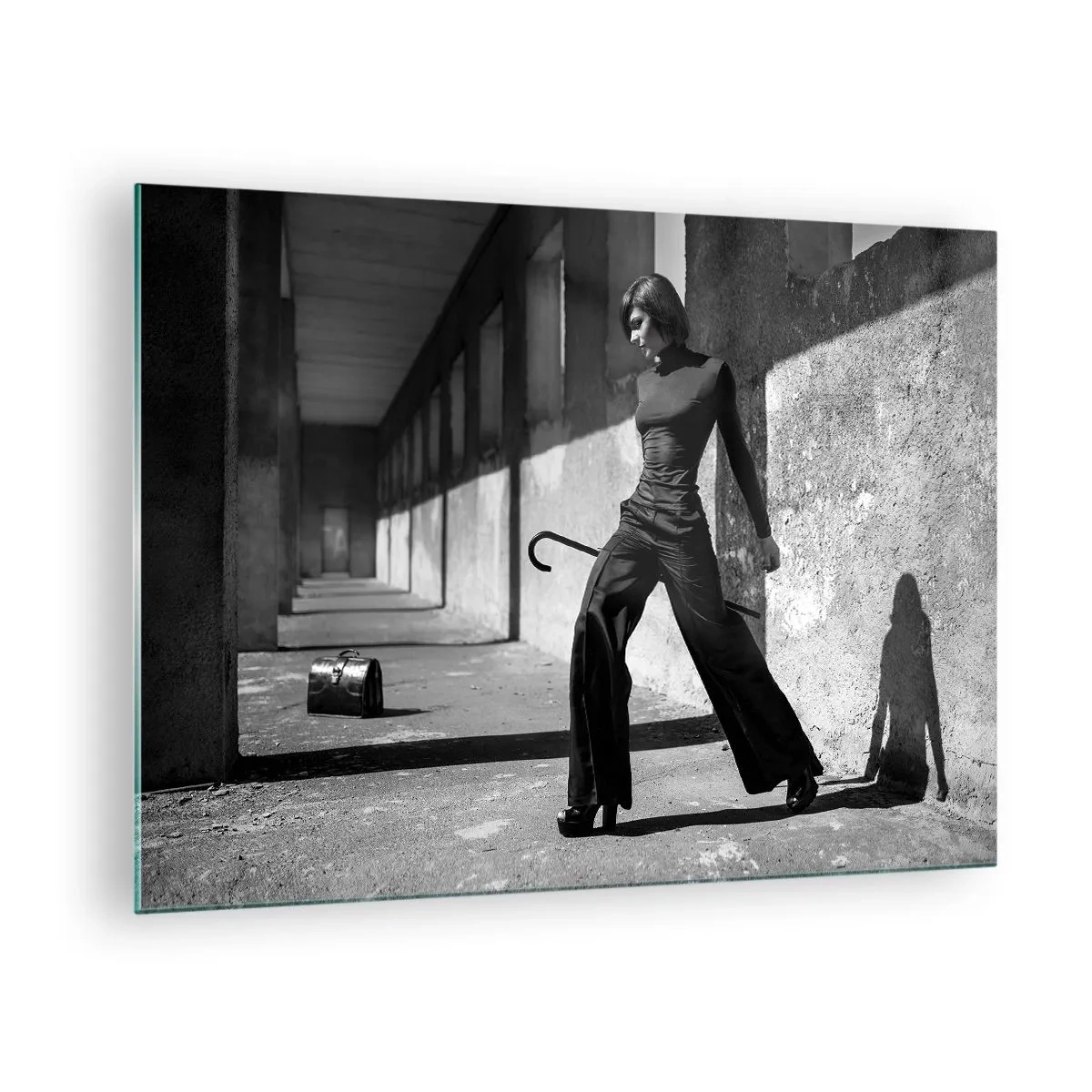 Tablou pe sticlă - Fotografie alb-negru a unei femei într-o ținută elegantă, într-un cadru urban. - 70x50cm - Eleganță urbană - Decorațiune modernă pentru perete pentru living și dormitor ARTTOR