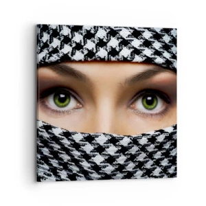 Tablou pe pânză - Un portret al unei frumuseți cu ochii verzi - 70x70 cm