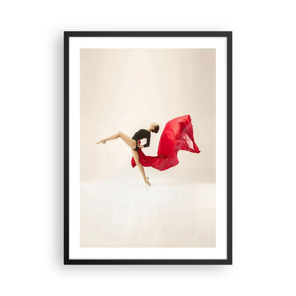 Poster în ramă neagră - O dansatoare într-o ținută neagră cu material roșu în mișcare - 50x70cm - Roșu și negru - Decorațiune modernă pentru perete pentru living și dormitor ARTTOR