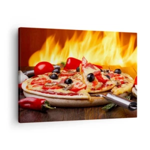 Tablou pe pânză Canvas - Pizza cu măsline, roșii și ardei pe un fundal de flăcări - 70x50cm - From Italy with love - Decorațiune modernă pentru perete pentru living și dormitor ARTTOR