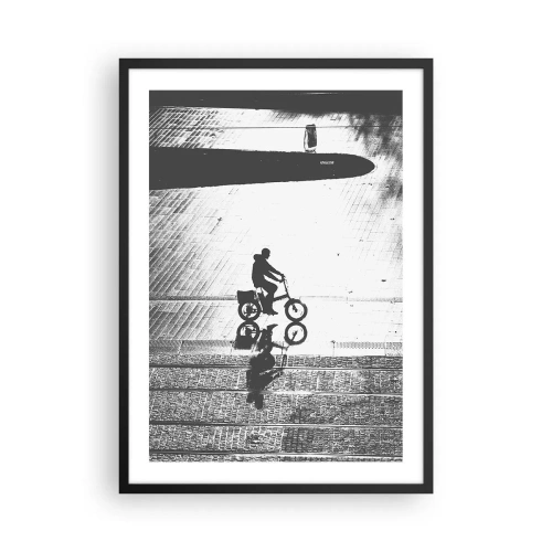Poster în ramă neagră - Silueta unui ciclist cu o reflexie într-o baltă în stil alb-negru - 50x70cm - Înainte, prin oraș - Decorațiune modernă pentru perete pentru living și dormitor ARTTOR
