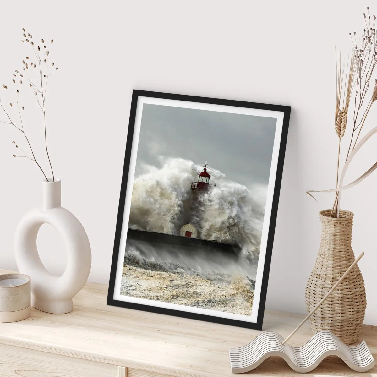 Poster în ramă neagră - Un far înconjurat de valuri agitate - 50x70cm - Mânia oceanului - Decorațiune modernă pentru perete pentru living și dormitor ARTTOR
