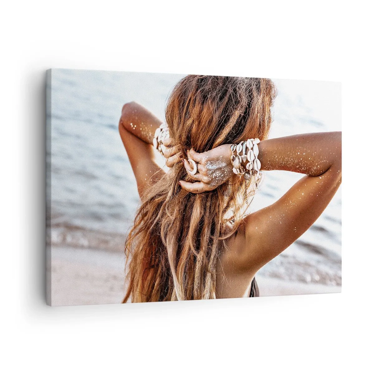 Tablou pe pânză Canvas - O femeie pe plajă cu părul fluturând în soare - 70x50cm - Sora apei și a soarelui - Decorațiune modernă pentru perete pentru living și dormitor ARTTOR