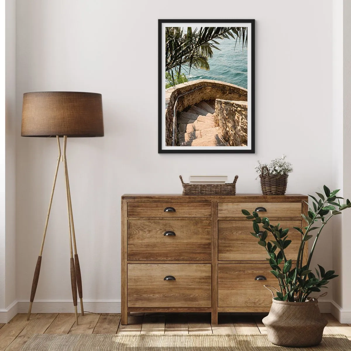 Poster în ramă neagră - O scară spiralată din piatră care duce spre mare, mărginită de palmieri - 50x70cm - Sub soarele Italiei - Decorațiune modernă pentru perete pentru living și dormitor ARTTOR