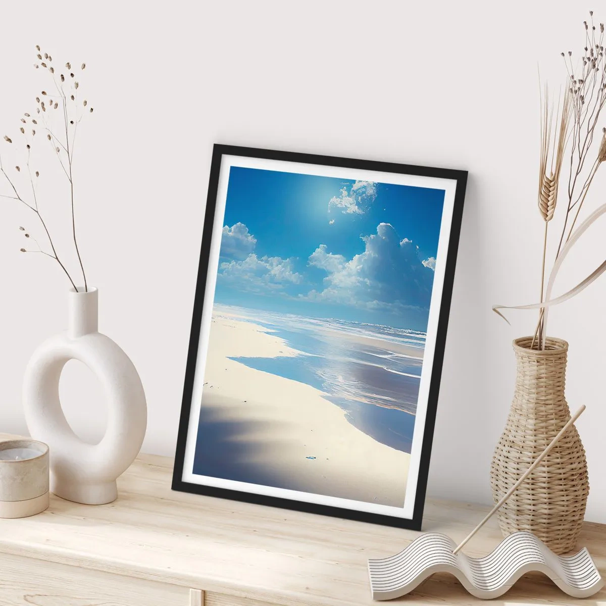 Poster în ramă neagră - O plajă însorită cu cerul reflectat în apă - 50x70cm - Vacanță în paradis - Decorațiune modernă pentru perete pentru living și dormitor ARTTOR
