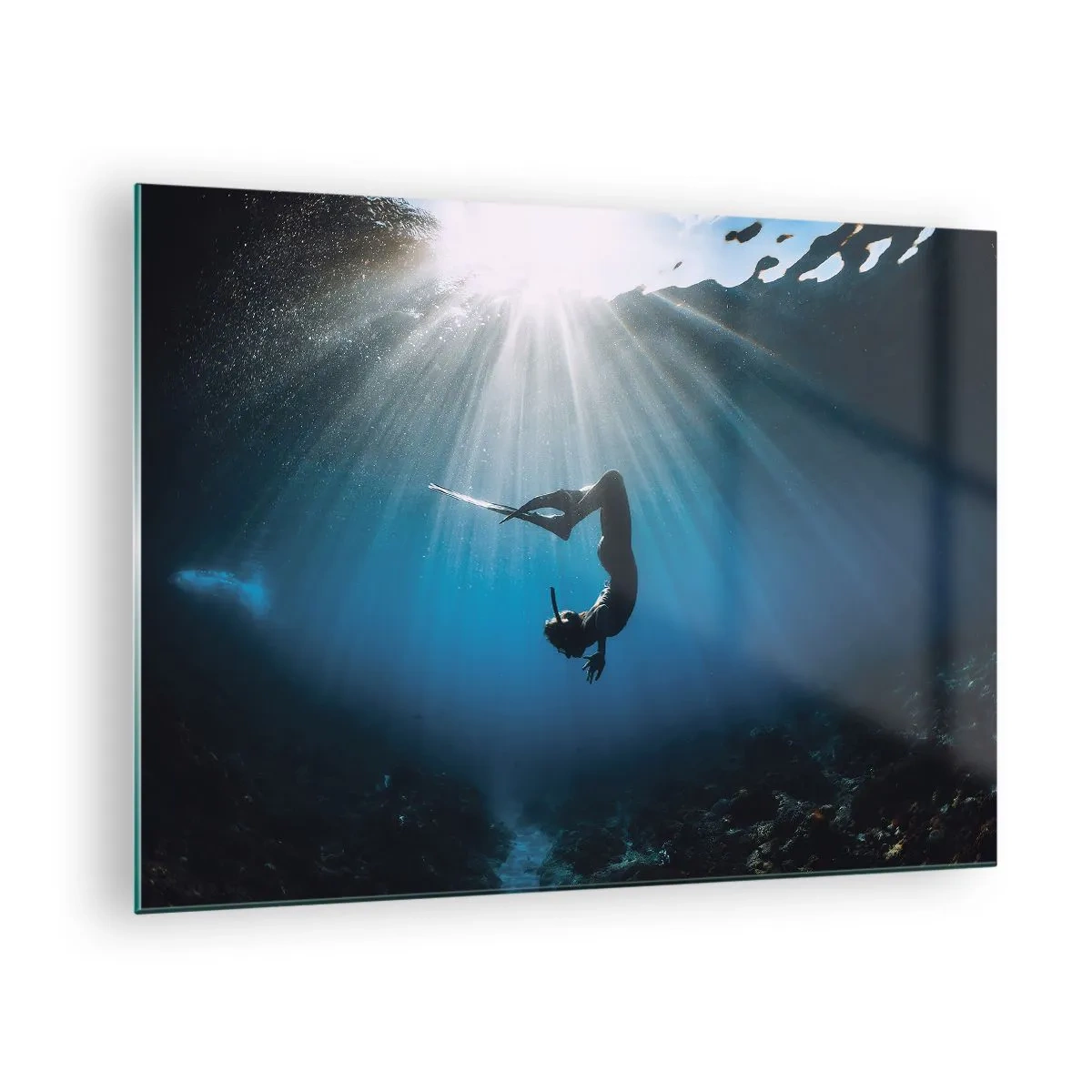 Tablou pe sticlă - Un scafandru care se mișcă sub apă în razele de lumină - 70x50cm - Dans subacvatic - Decorațiune modernă pentru perete pentru living și dormitor ARTTOR