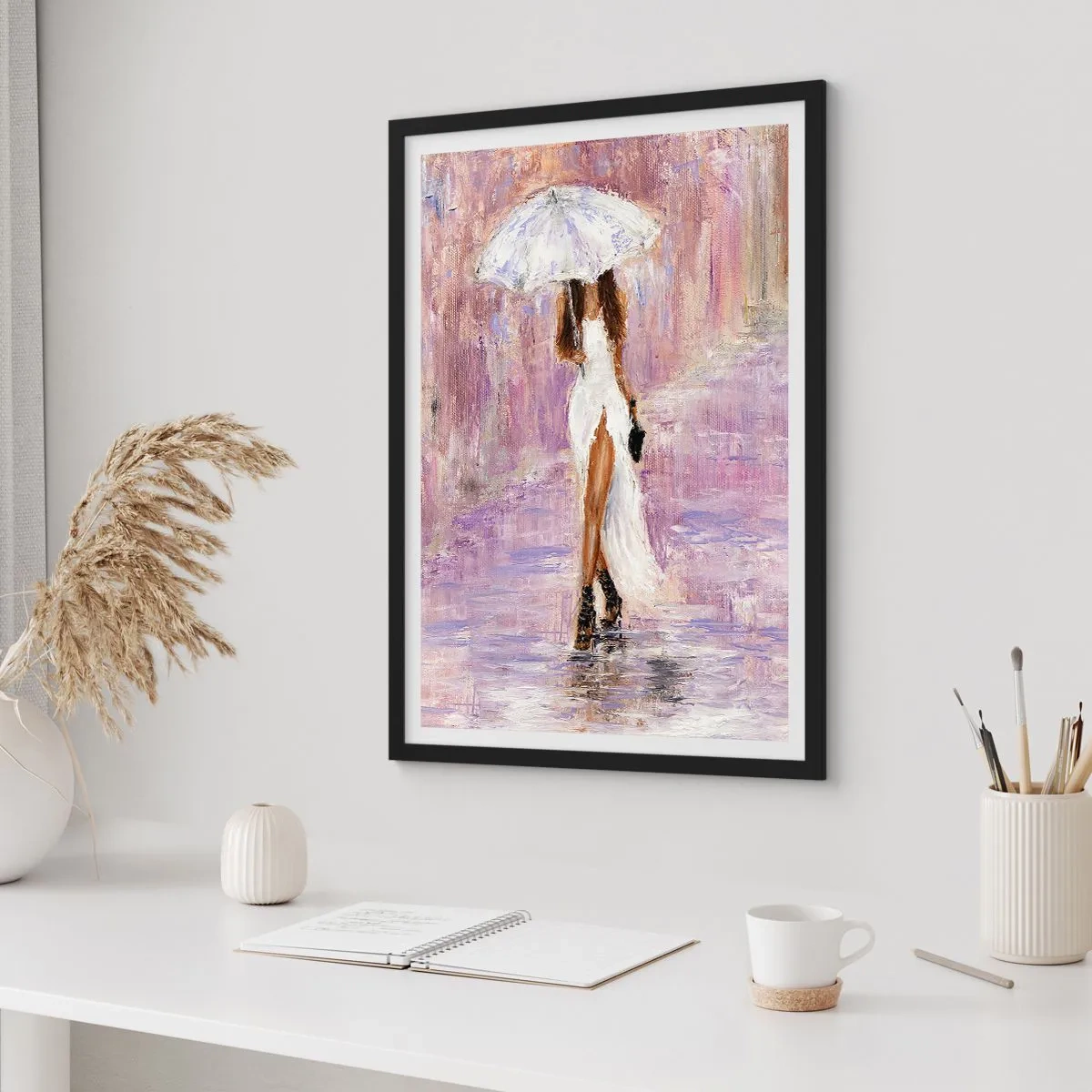 Poster în ramă neagră - Femeie cu o umbrelă în ploaie - 50x70cm - În ploaia de liliac - Decorațiune modernă pentru perete pentru living și dormitor ARTTOR