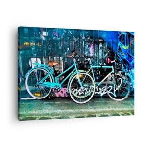 Tablou pe pânză Canvas - Două biciclete turcoaz pe fundalul unui graffiti urban. - 70x50cm - Orașul strigă - Decorațiune modernă pentru perete pentru living și dormitor ARTTOR