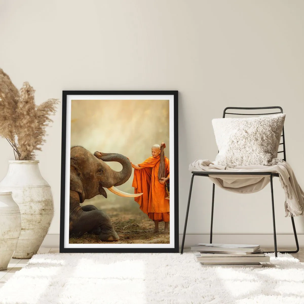 Poster în ramă neagră - Un călugăr într-o robă portocalie cu un elefant în fundal - 50x70cm - Întâlnire în călătorie - Decorațiune modernă pentru perete pentru living și dormitor ARTTOR