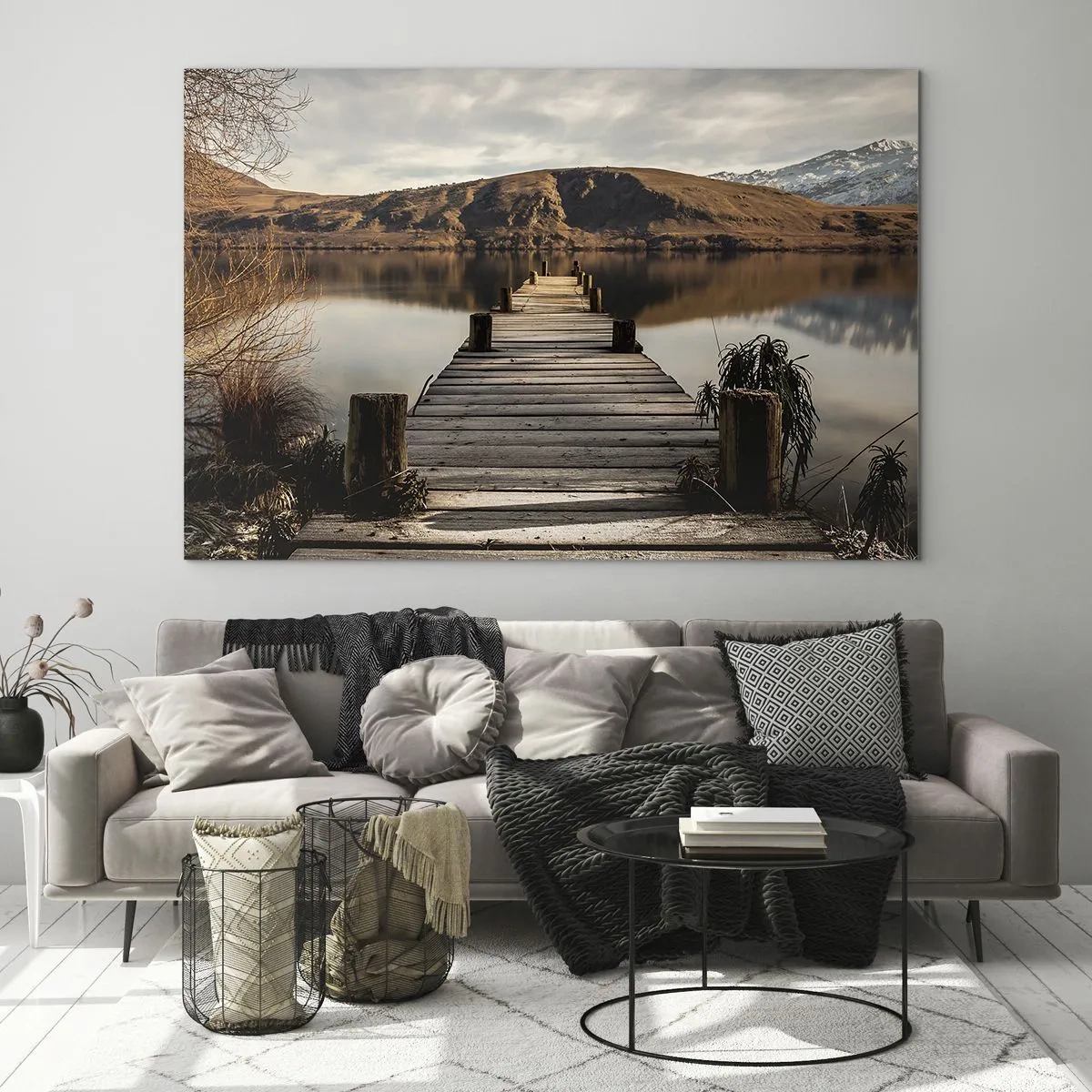 Tablou pe sticlă - Un debarcader din lemn peste un lac cu vedere la munți în fundal - 70x50cm - Peisaj în tăcere - Decorațiune modernă pentru perete pentru living și dormitor ARTTOR