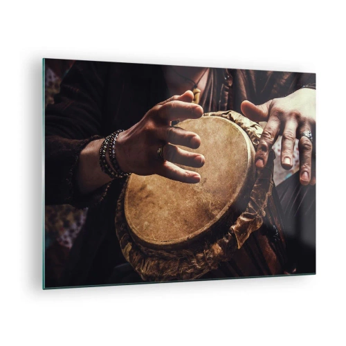 Tablou pe sticlă - Prim-plan cu mâini care cântă la o tobă djembe în lumină caldă. - 70x50cm - În ritmul inimii - Decorațiune modernă pentru perete pentru living și dormitor ARTTOR