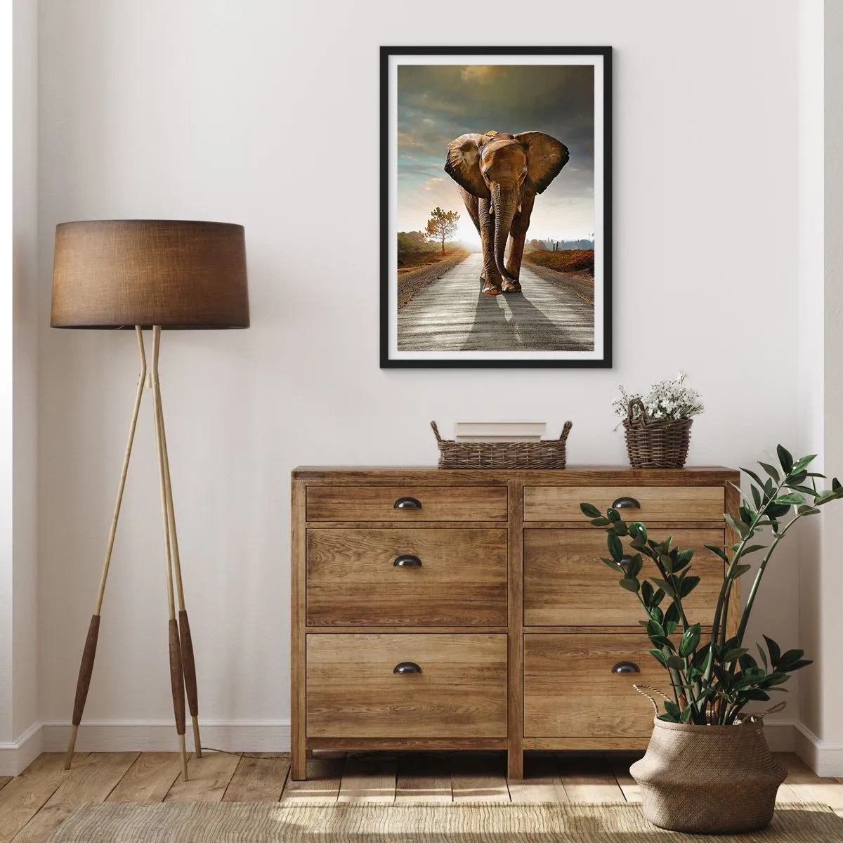 Poster în ramă neagră - Un elefant mergând pe drum la apus - 50x70cm - Și-a pierdut cipicii... - Decorațiune modernă pentru perete pentru living și dormitor ARTTOR