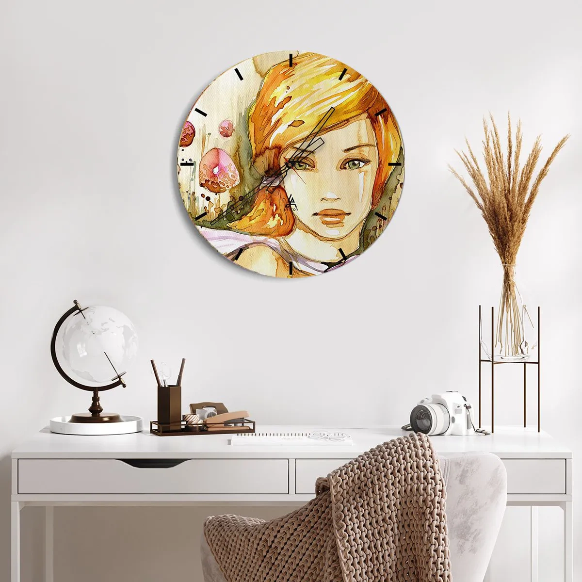 Ceas de perete - Ceas pe sticlă - Portret artistic al unei femei cu păr roșu și ochi de smarald - 30x30cm - Privirea de smarald care reduce la tăcere furia - Decorațiune modernă pentru perete pentru living, bucătărie și dormitor ARTTOR