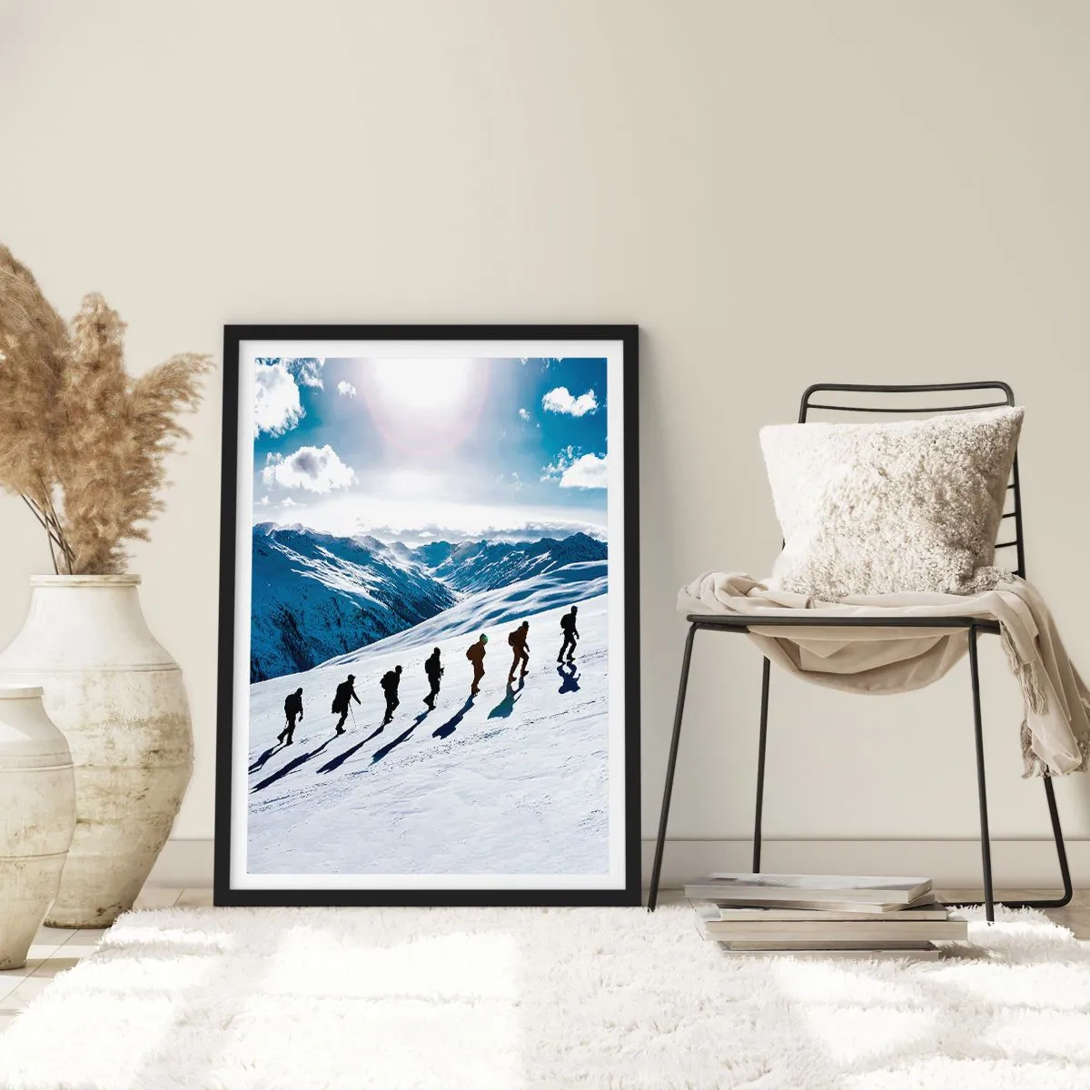 Poster în ramă neagră - Excursioniști pe o pantă de munte acoperită de zăpadă, în plin soare - 50x70cm - Echipa câștigătoare - Decorațiune modernă pentru perete pentru living și dormitor ARTTOR