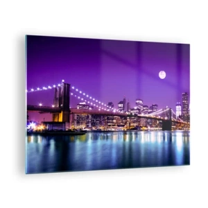 Tablou pe sticlă - Podul Brooklyn și Manhattan noaptea în nuanțe de violet - 70x50cm - Luminile marelui oraș în mov - Decorațiune modernă pentru perete pentru living și dormitor ARTTOR