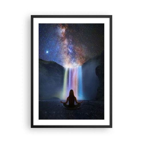 Poster în ramă neagră - femeie meditează lângă o cascadă luminoasă sub un cer înstelat. - 50x70cm - Armonie absolută - Decorațiune modernă pentru perete pentru living și dormitor ARTTOR