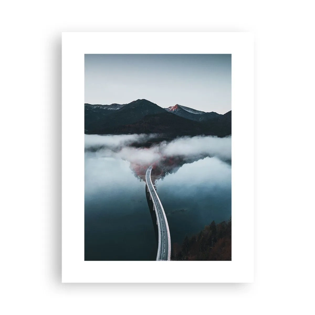 Poster - Peste o apă netedă ca o oglindă - 30x40 cm