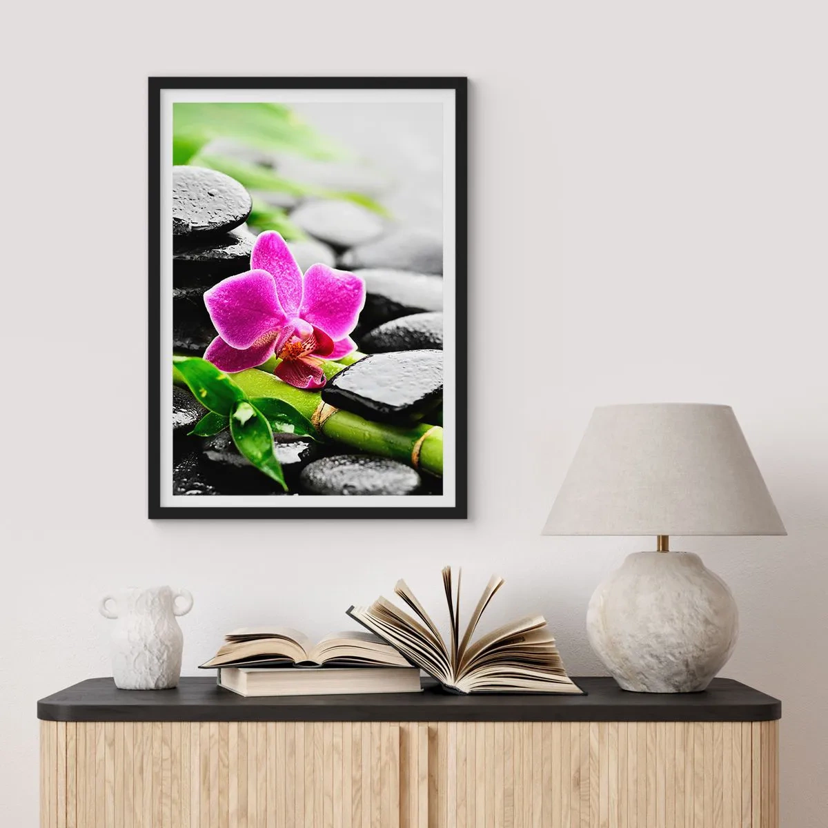 Poster în ramă neagră - Orhidee violetă pe pietre ude și frunze verzi - 50x70cm - Într-un echilibru pașnic - Decorațiune modernă pentru perete pentru living și dormitor ARTTOR