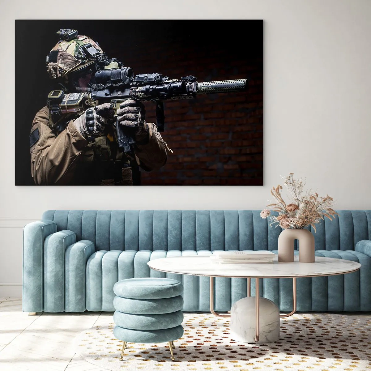 Tablou pe sticlă - Un soldat în echipament complet cu o pușcă sprijinită de un zid de cărămidă - 70x50cm - Eficient mortal - Decorațiune modernă pentru perete pentru living și dormitor ARTTOR