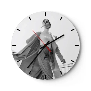 Ceas de perete - Ceas pe sticlă - O femeie elegantă în mișcare pe fundalul arhitecturii urbane - 30x30cm - Vii cu mine? - Decorațiune modernă pentru perete pentru living, bucătărie și dormitor ARTTOR